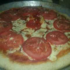A picture of Pizza de arvejas napolitana.