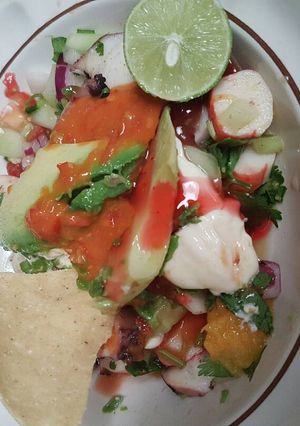 Una foto de Ceviche de calamar y surimi 🐙 🦀