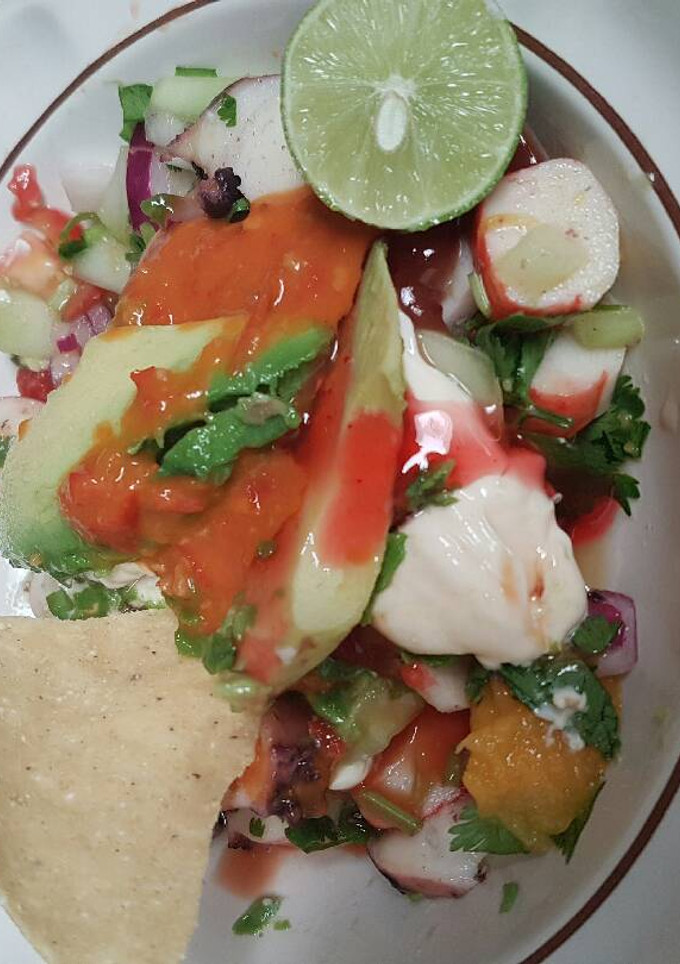 Una foto de Ceviche de calamar y surimi 🐙 🦀