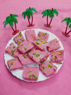 रोज़ नारियल बर्फी (rose nariyal barfi recipe in Hindi) रेसिपी मुख्य फोटो