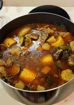 Una foto de Caldo de Res con Chile Guajillo y de Árbol