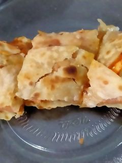 ચીઝ રોટી રોલ(Cheese roti roll recipe in gujarati) રેસીપી મુખ્ય ફોટો