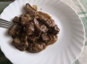 Una foto de higado encebollado en olla