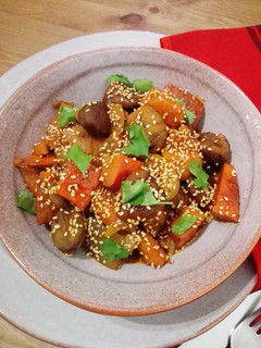 Una foto de Guiso oriental de calabaza, castañas y orejones (vegano)