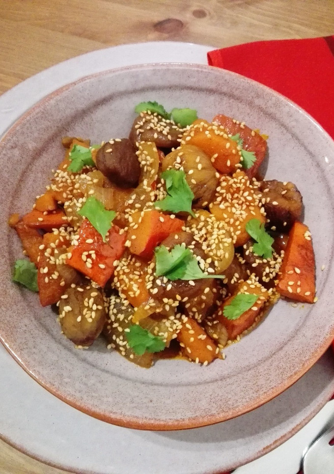 Una foto de Guiso oriental de calabaza, castañas y orejones (vegano)