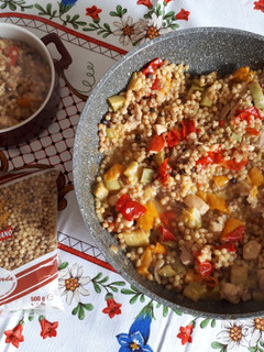 Foto di Fregola con peperoni, pollo e zucchine