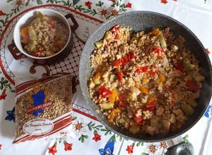 Foto di Fregola con peperoni, pollo e zucchine