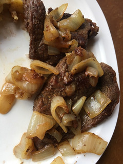 Una foto de Bistec encebollado