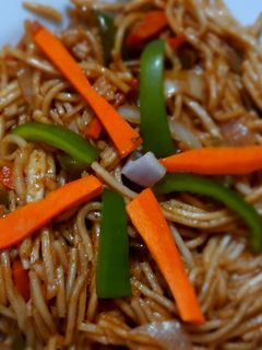 હક્કા નૂડલ્સ (Hakka Noodles Recipe In Gujarati) રેસીપી મુખ્ય ફોટો