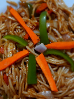 હક્કા નૂડલ્સ (Hakka Noodles Recipe In Gujarati) રેસીપી મુખ્ય ફોટો