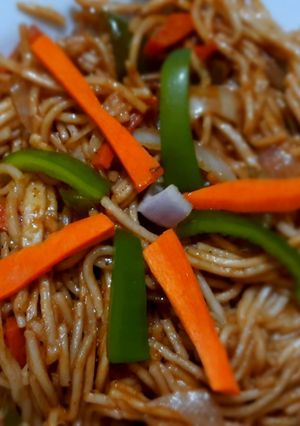 હક્કા નૂડલ્સ (Hakka Noodles Recipe In Gujarati) રેસીપી મુખ્ય ફોટો
