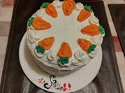 Una foto de torta de zanahoria y nuez