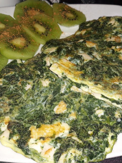 Una foto de "Pancakes tortillas" con espinacas, pavo y queso