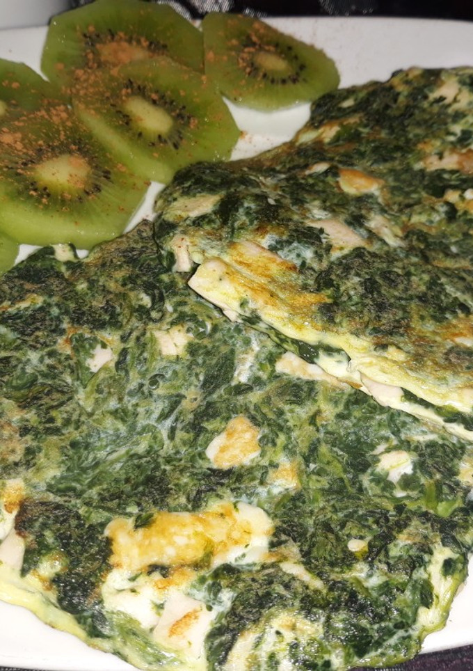 Una foto de "Pancakes tortillas" con espinacas, pavo y queso