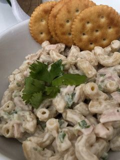 Una foto de Ensalada de coditos con apio y jamón