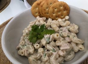 Una foto de Ensalada de coditos con apio y jamón