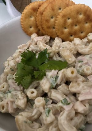 Una foto de Ensalada de coditos con apio y jamón