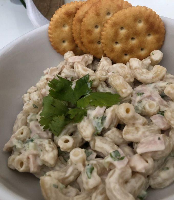 Una foto de Ensalada de coditos con apio y jamón