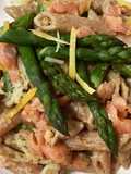 Penne di farro con pesto di pistacchi, asparagi e salmone affumicato