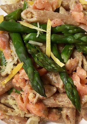 Foto di Penne di farro con pesto di pistacchi, asparagi e salmone affumicato