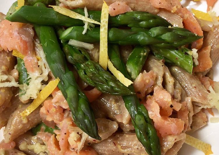 Penne di farro con pesto di pistacchi, asparagi e salmone affumicato