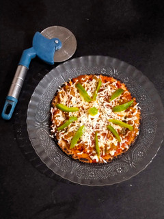 ભાખરી પીઝા (Bhakhri Pizza Recipe In Gujarati) રેસીપી મુખ્ય ફોટો