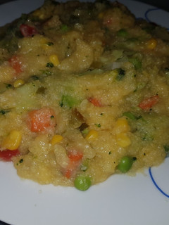 Una foto de Polenta con vegetales 🥕🌽🥦