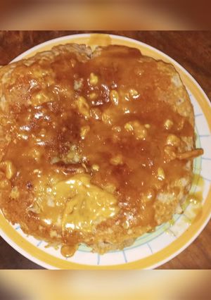 Una foto de Panqueques de Manzana bañados en Caramelo 😋