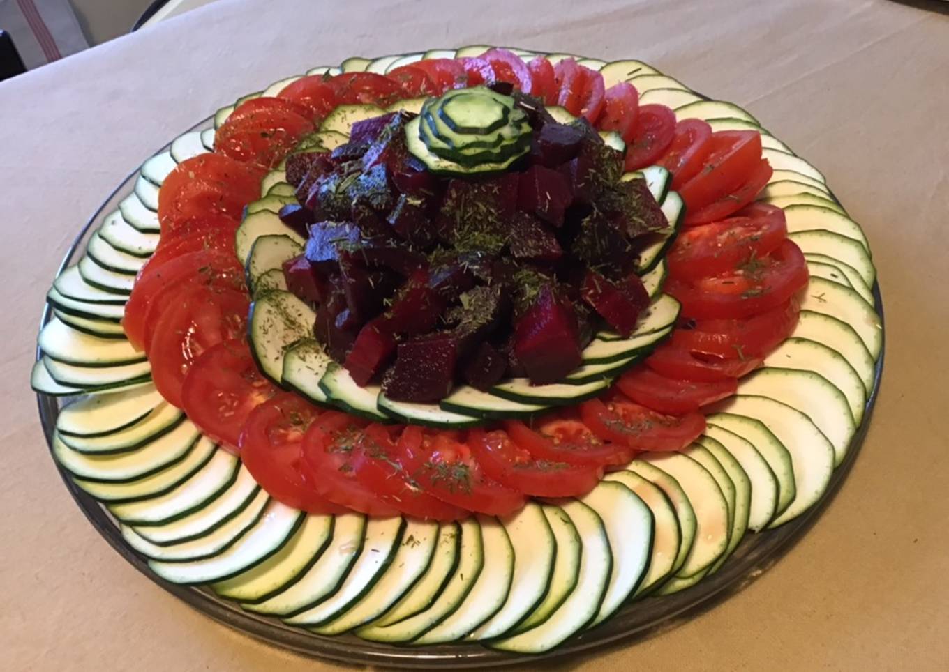 Salade « turban » aux courgettes,betteraves rouges et tomates à l ail triquetre séché