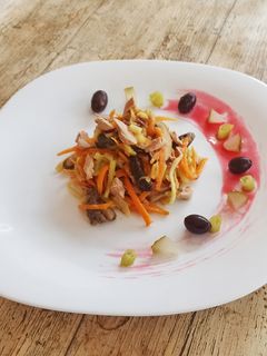 Una foto de Tallarines de calabacín y zanahoria con foie gras y shiitake