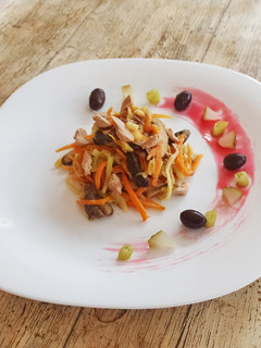 Una foto de Tallarines de calabacín y zanahoria con foie gras y shiitake
