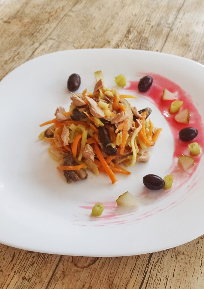 Una foto de Tallarines de calabacín y zanahoria con foie gras y shiitake