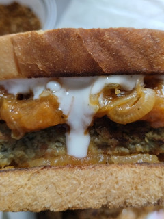 Una foto de Sándwich🥪 de tofu de lentejas bbq...🤔🥐🫑