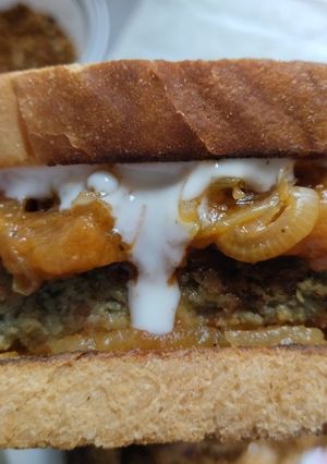 Una foto de Sándwich🥪 de tofu de lentejas bbq...🤔🥐🫑