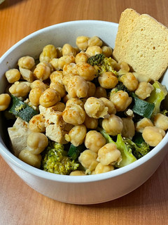 Una foto de Wok de verduras y tofu