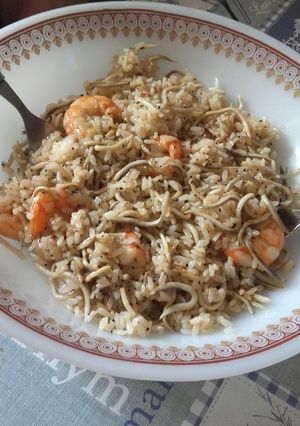 Una foto de Arroz Brillante con gambas y gulas picantes🍚🍤