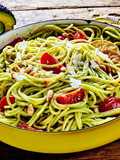 Pełnoziarniste spaghetti z kremowym sosem awokado, kurczakiem i pomidorkami