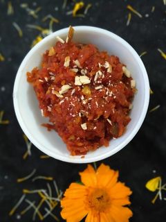 गाजर का हलवा (Gajar ka halwa recipe in hindi) रेसिपी मुख्य फोटो