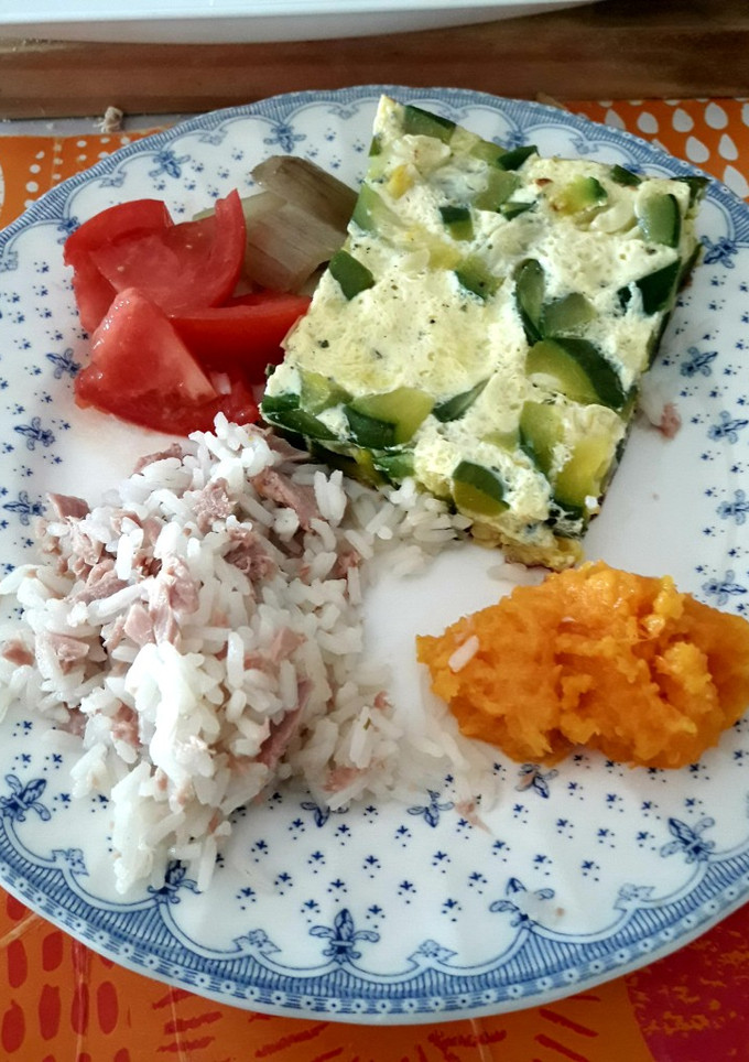 Una foto de Tarta de zapallitos y arroz con lomito de atún