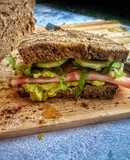 Σάντουιτς με ψωμί ολικής αλέσεως, ζαμπόν York ham και σάλτσα αβοκάντο