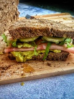Φωτογραφία της συνταγής Σάντουιτς με ψωμί ολικής αλέσεως, ζαμπόν York ham και σάλτσα αβοκάντο