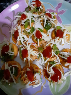બિસ્કીટ પીઝા (biscuit pizza recipe in Gujarati) રેસીપી મુખ્ય ફોટો