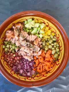 Una foto de Poke de Salmón