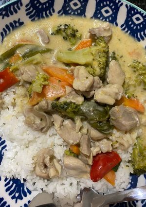A picture of Thai Green Curry with Chicken.