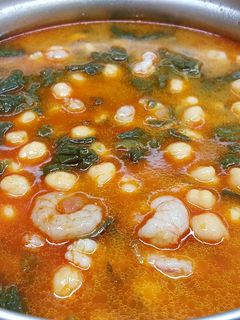Una foto de Garbanzos con espinacas y gambas