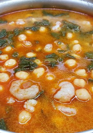 Foto principal de Garbanzos con espinacas y gambas