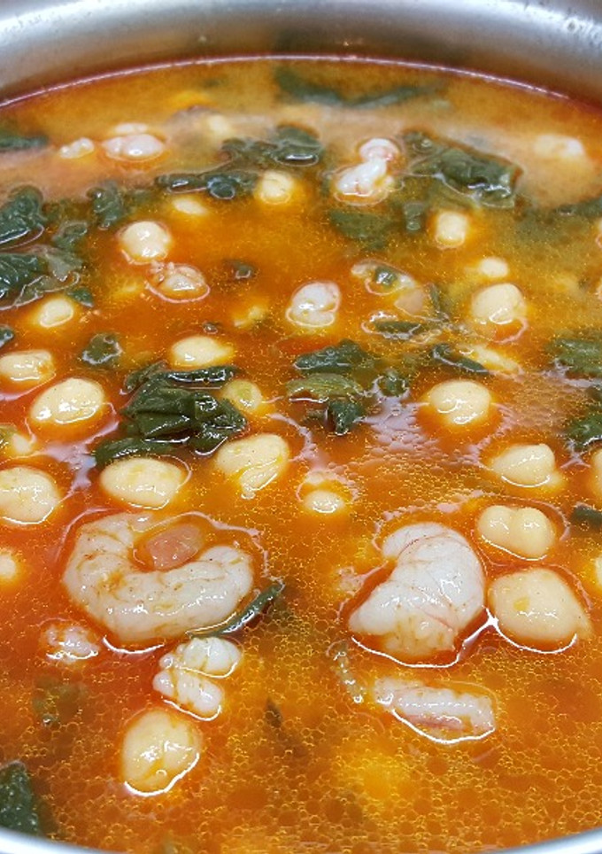 Una foto de Garbanzos con espinacas y gambas