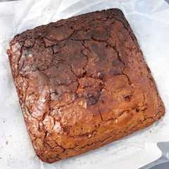 A picture of Brownie chocolat au lait et noix de pécan.