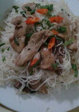 Hình của món Bún gạo xào tim cật.