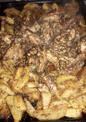 Una foto de Alitas de pollo y papas al horno
